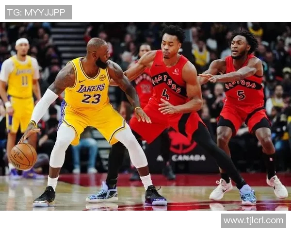 湖人队与猛龙队激战正酣NBA赛场精彩对决引发球迷热议